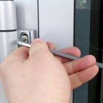 Reglarea balamalei ușii din aluminiu