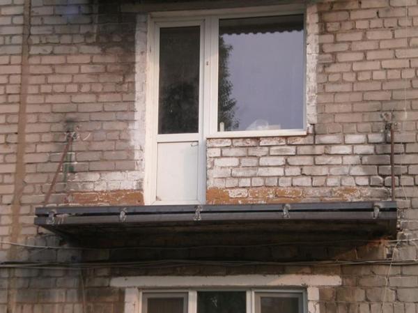 Oprava balkónových dosiek je dosť ťažkopádny proces.
