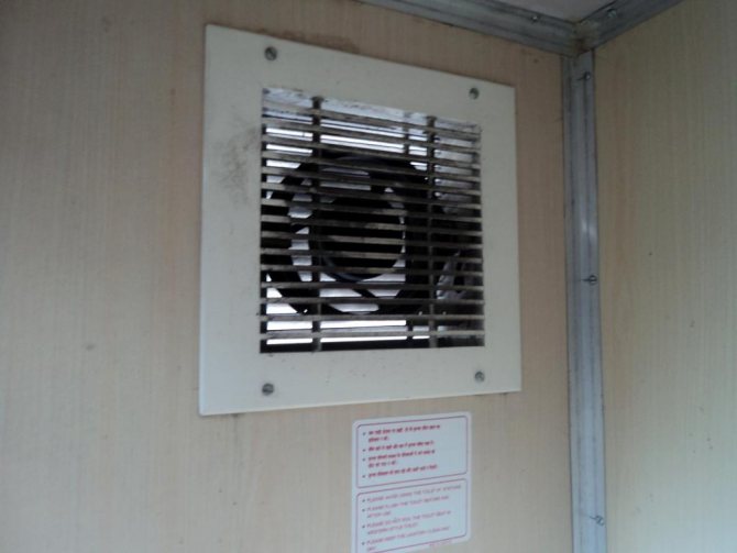 Grade com válvula de retenção para ventilação