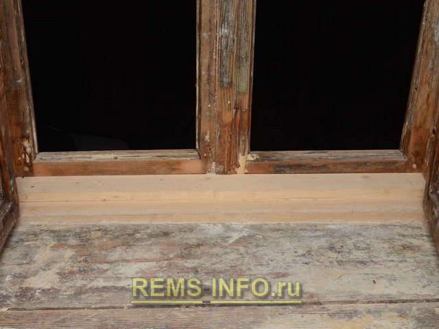 Obnova dreveného okna - vymenená spodná časť rámu.