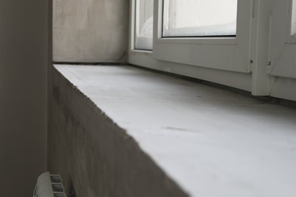 Obr. 7. Hrubý betónový parapet