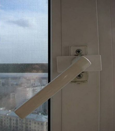 The window handle does not close completely