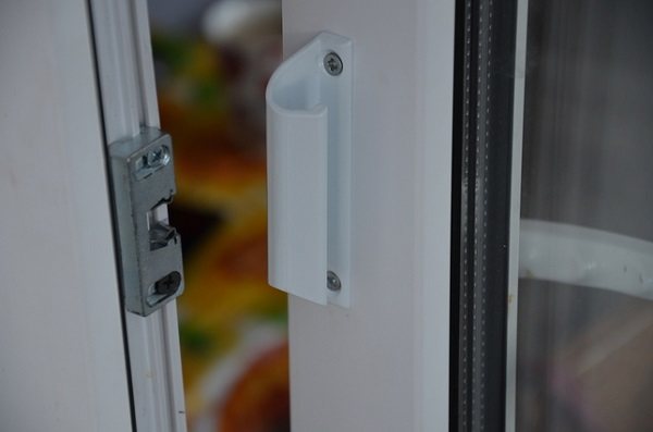 plastik bir balkon kapısında kabuğu tut