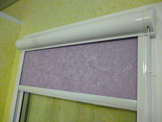 Rolo zavjesa UNI 2 sustava na plastičnom prozoru