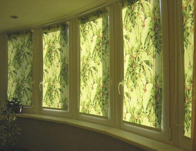 Rulouri cu modele florale pe balcon