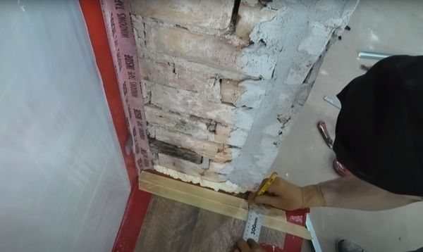 Pomocou štvorca označíme miesto inštalácie sadrokartónu.