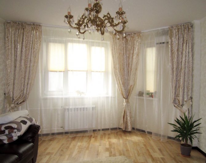 Cortinas de tecido brocado bege para duas janelas
