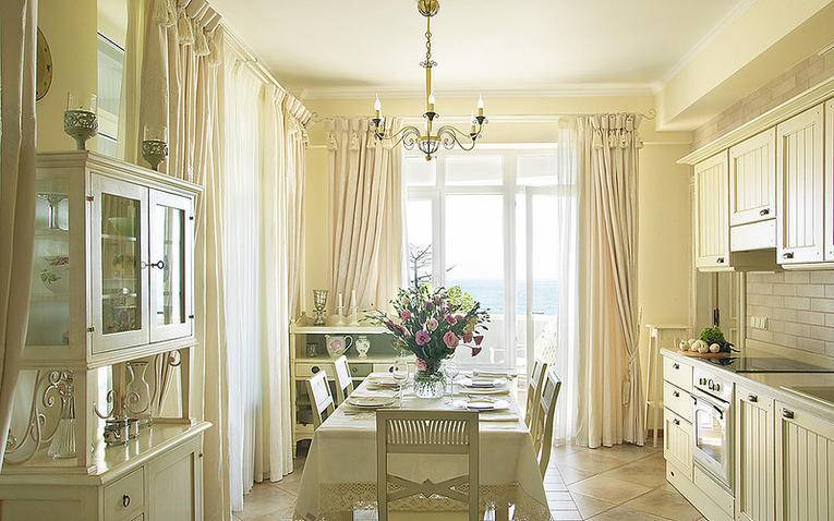 Perdele din hol cu ​​ușă de balcon c fotografie
