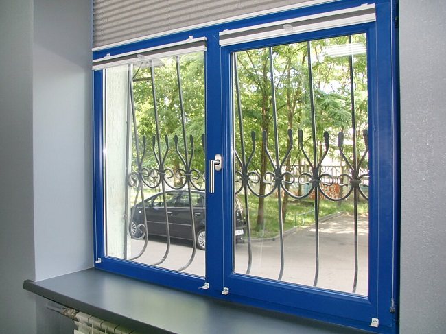 plavi prozori u unutrašnjosti apartmana