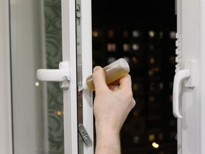 Instruções de lubrificação de encaixes de janela de plástico