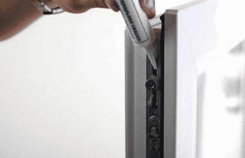Lubrificar as peças usando uma garrafa de plástico