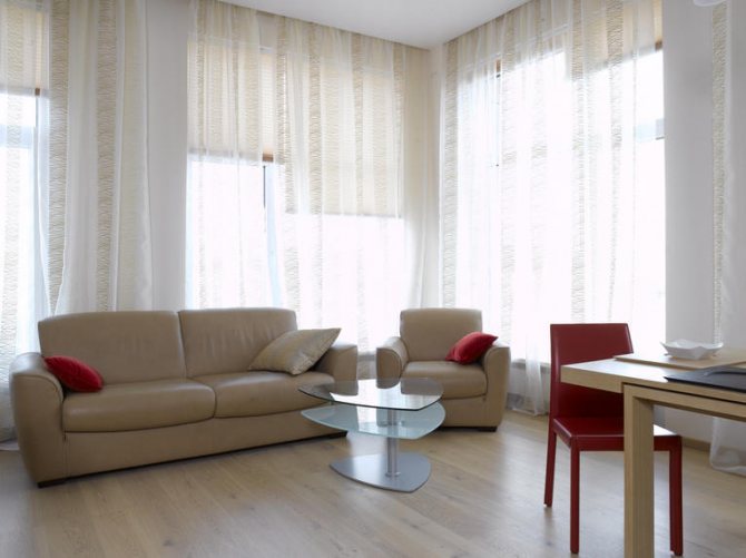 The combination of transparent tulle with roller blinds in a minimalist style