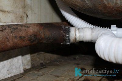 Connection of plastic and cast iron pipes with a seal