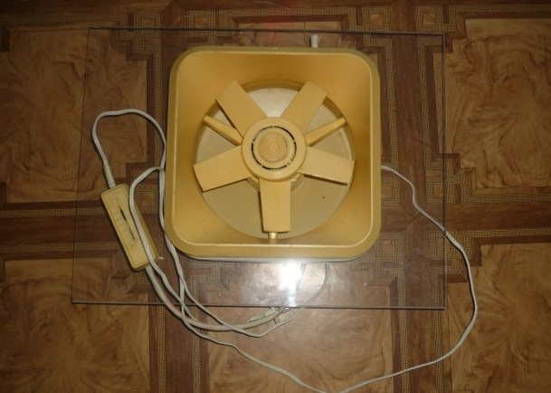 Ventilador de ventana soviético