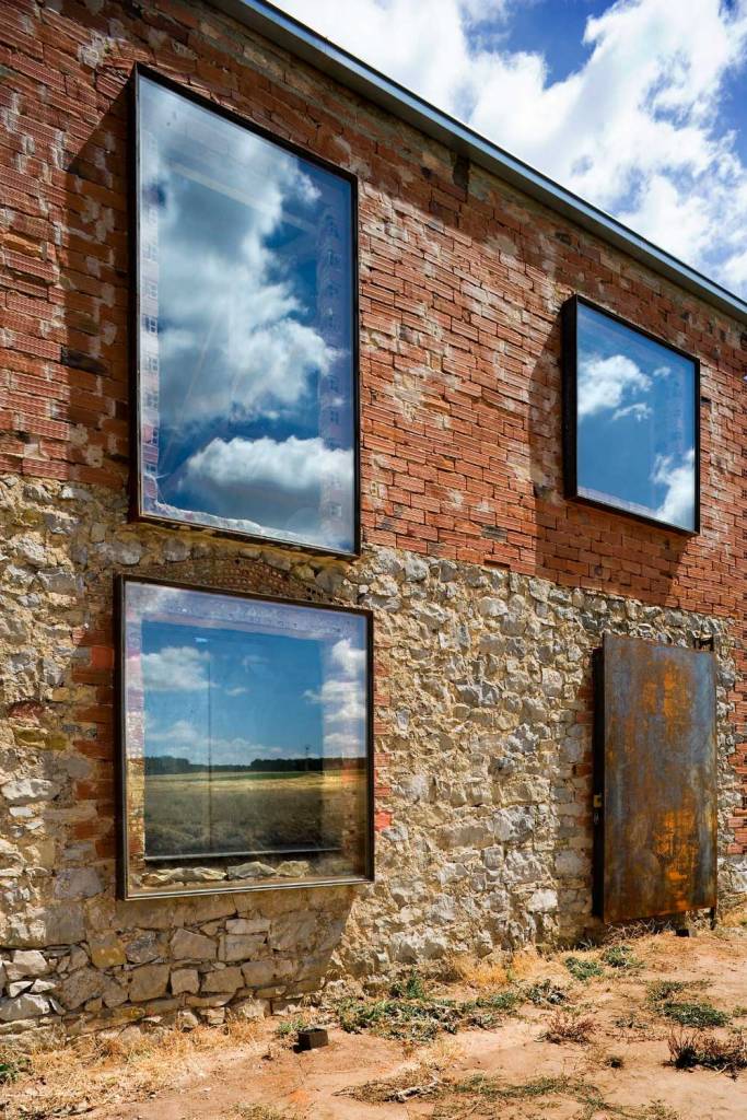 Ferestre pătrate mari moderne pe un perete de cărămidă: design, fotografii, exemple
