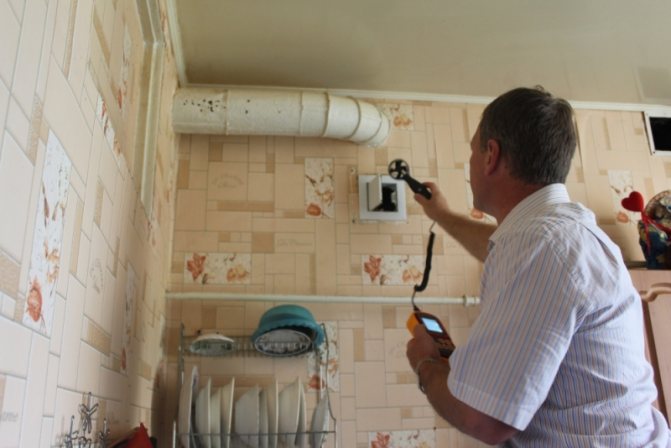 Специалистът проверява качулката
