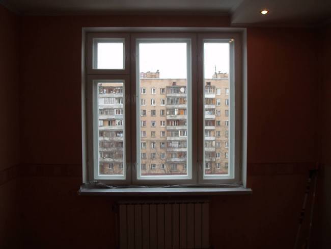fereastră veche din lemn