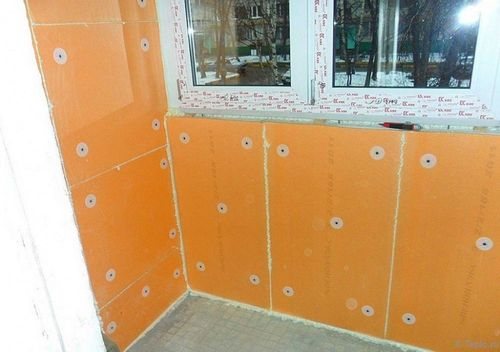 Peretele este izolat cu spumă.