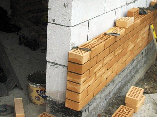 pared de medio ladrillo desde el interior de un baño de bloques de espuma