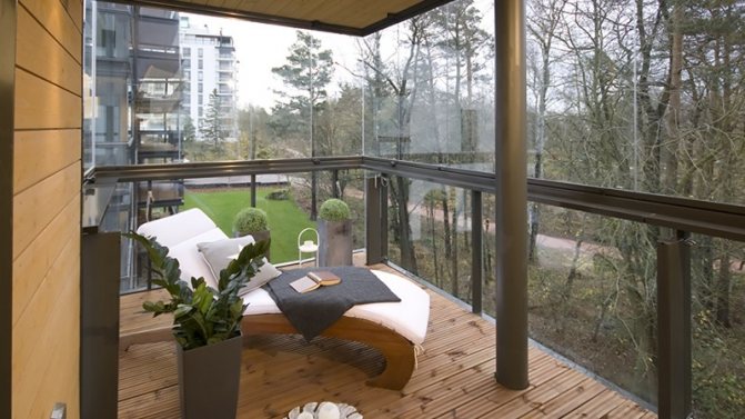 Vaut-il la peine de faire un balcon panoramique: avantages et inconvénients, caractéristiques et design confortable