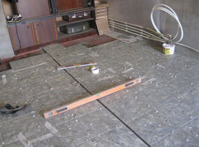 podea caldă în garaj cu propriile mâini