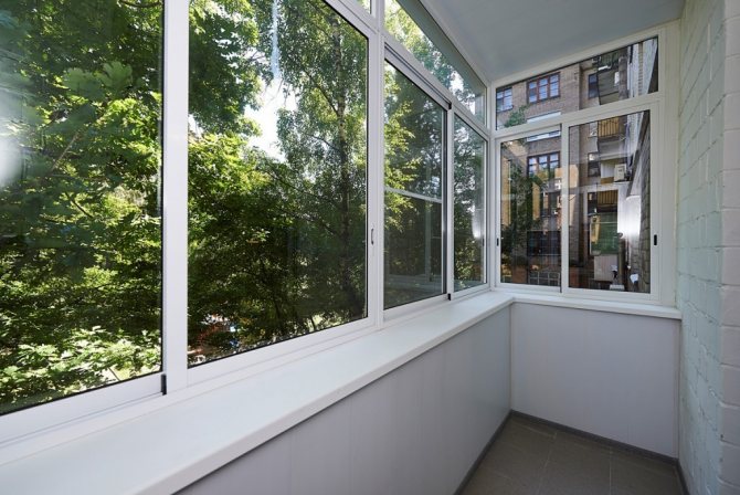 Typisk balkong efter kallt glas