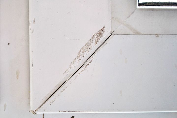 Crăpătură în cusătura sudată a unei ferestre din plastic de clasă economică