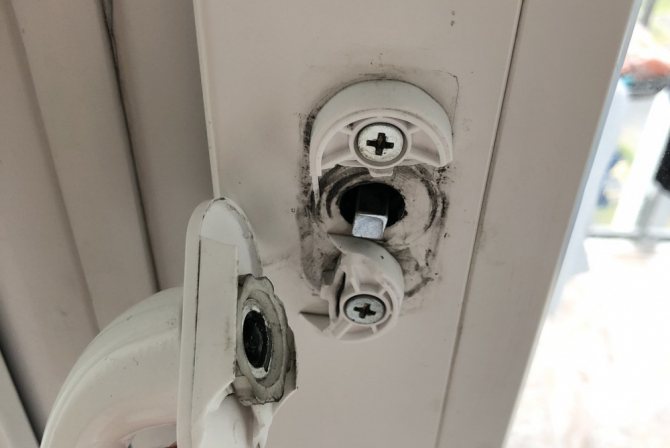 Manija de la puerta del balcón agrietada