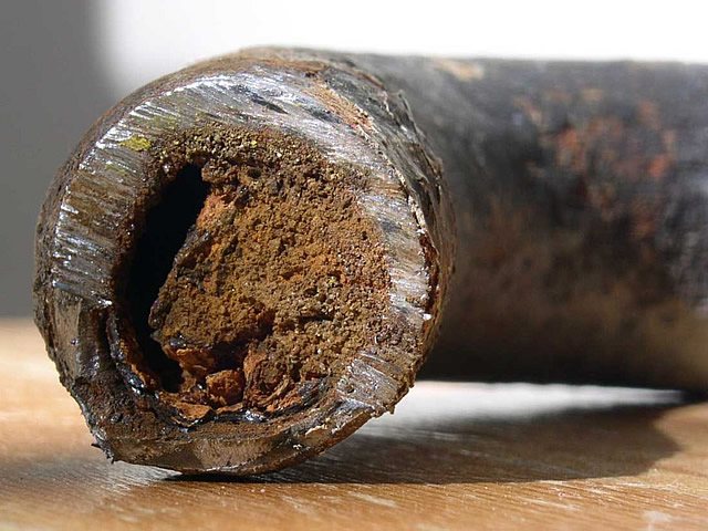 Odstránenie hrdze pieskovaním si vyžaduje úplnú demontáž vodovodného systému