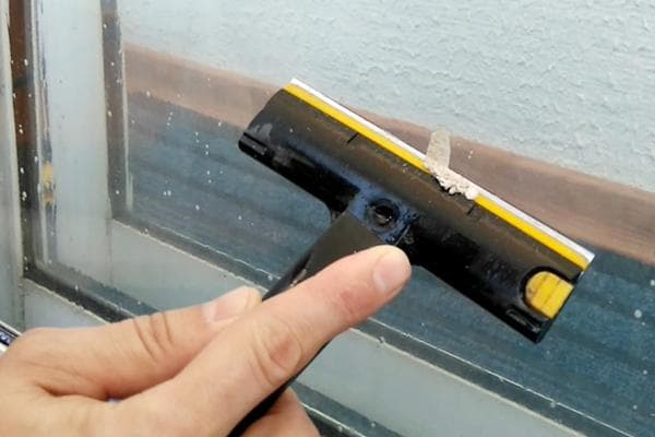 Pencere camından çimento izlerinin giderilmesi