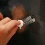 Uklonite traku s plastičnog prozora