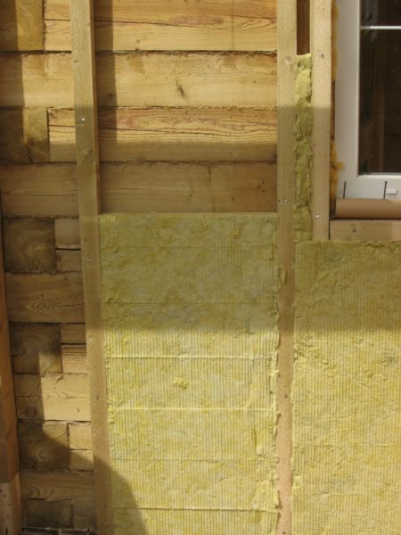 Polaganje mineralne vune u prostor između stalaka