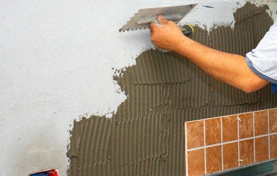 Alçı olmadan bir tuğla duvara fayans döşenmesi - iş aşamaları