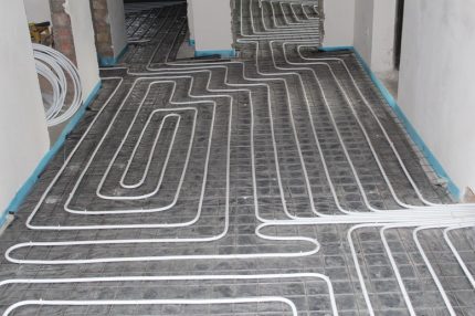 Colocación de tuberías de calefacción por suelo radiante