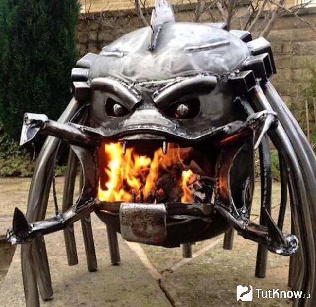 Udendørs ovn i form af en xenomorf