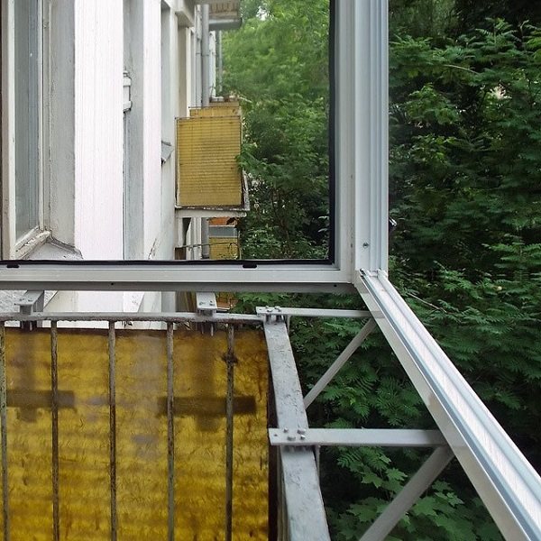 installation of aluminum frames on a balcony with a take-out