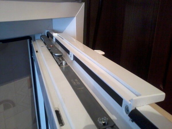 instalación de una válvula de suministro de ventana