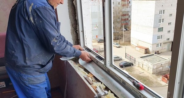 Ugradnja trake za parnu zapreku ispod prozorske klupice