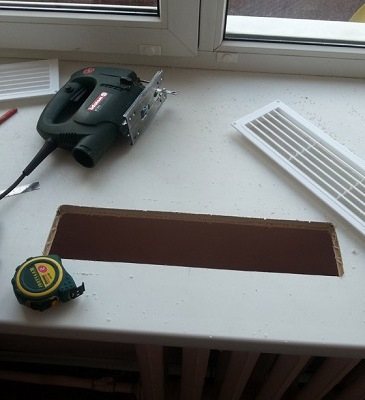 installation av grillen i fönsterbrädan
