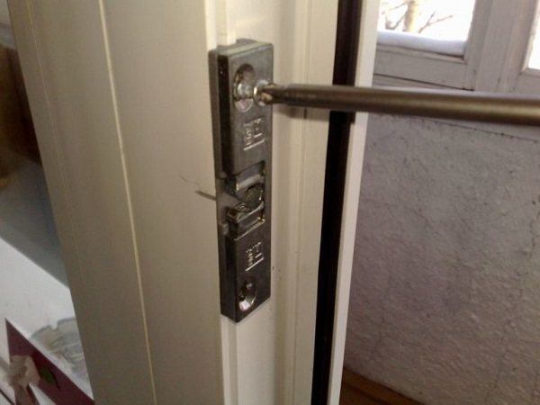 installation av en rullspärr på en balkongdörr