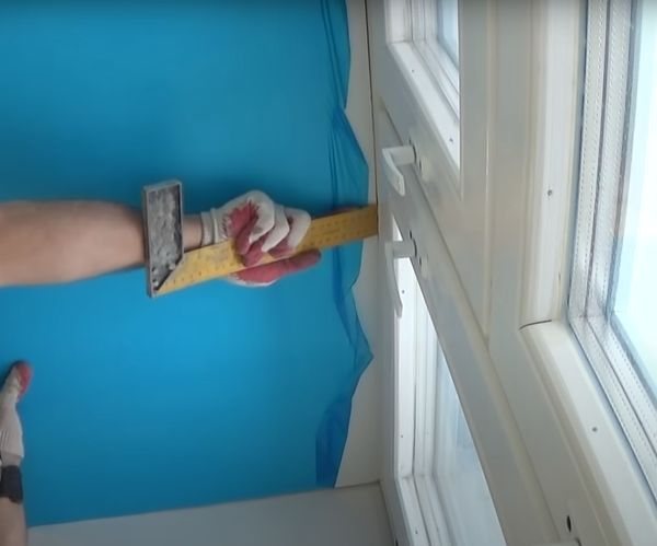 Installasjon av et sandwichpanel i den opprinnelige profilen.