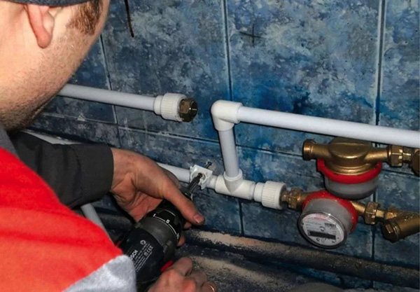 installation af rør til vandforsyning