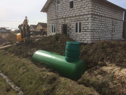 Installasjon i gropen til en bensintank for et privat hus