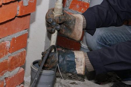 Instalarea unui dop pe sistemul de canalizare