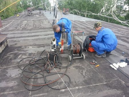 Instalarea unui ștecher pe un colier de canalizare