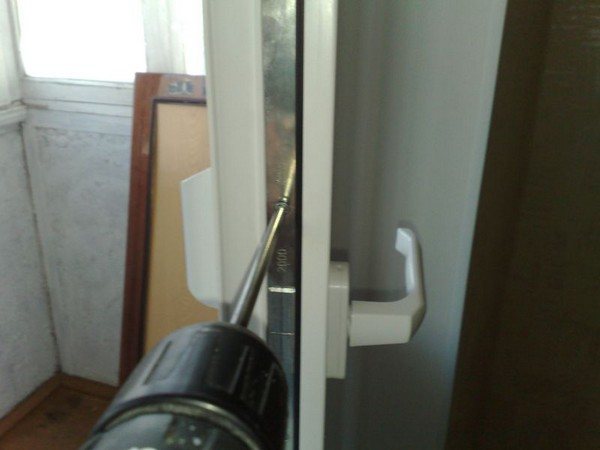 instalarea unui zăvor pe o ușă de balcon