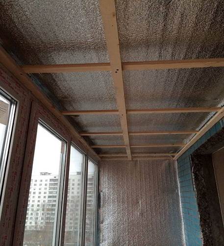 Izolarea termică a balconului cu spumă spumantă pentru tavan și pereți