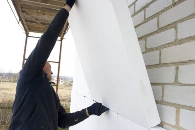 Calentar una casa con espuma de poliestireno: ¿cómo enfundar adecuadamente una casa con espuma de poliestireno con sus propias manos?