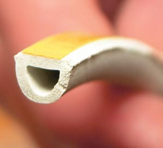 Izolarea ferestrelor din plastic pentru bricolaj - lipiți izolarea autoadezivă pentru ramele ferestrelor 3