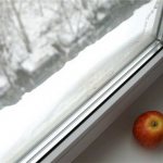 Uradi sam plastičnu izolaciju prozora - zalijepite samoljepljivu izolaciju za prozorske okvire 1